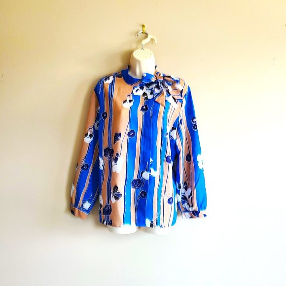 Vintage Koret long sleeves blouse with off center buttons down and bow. - Picture 4 of 14